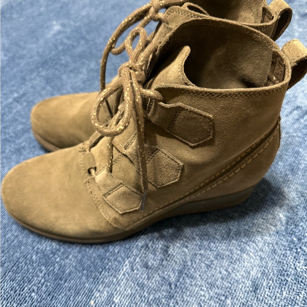 Sorel Evie Lace Up Boots in TaupeWomen SZ 9- Box15 - Picture 3 of 6